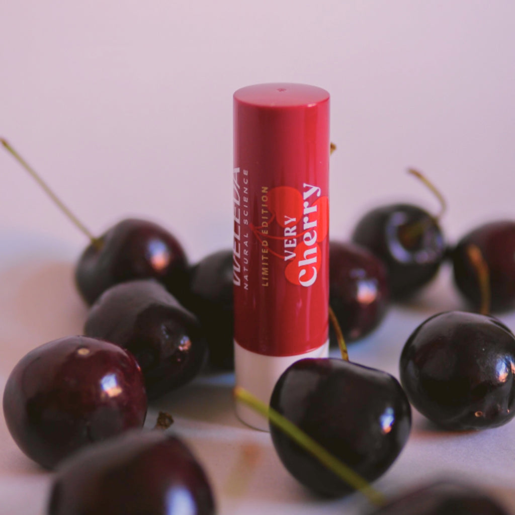 Balzám na rty Balzám na rty v tyčince VERY CHERRY 4,8 g Weleda fotografie č. 2