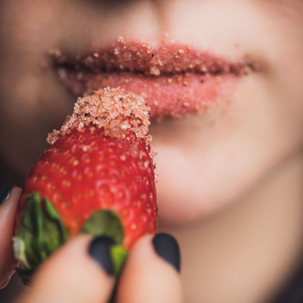 Peeling na rty Lip Scrub JUICY Cukrový peeling na rty s vůní jahod a pomeranče 20 g Almara Soap fotografie č. 2